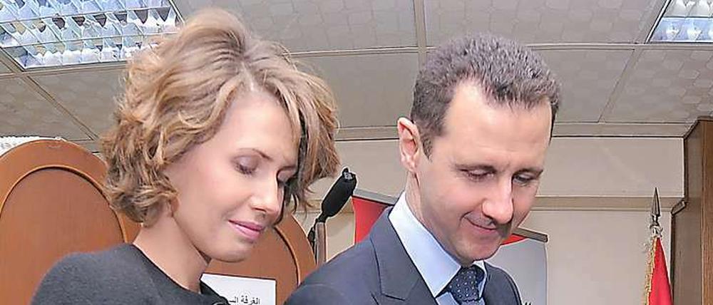 Der syrische Präsident Baschar al-Assad mit seiner Frau Asma bei der Stimmabgabe zum Verfassungsreferendum am 26. Februar 2012 in Damaskus. 