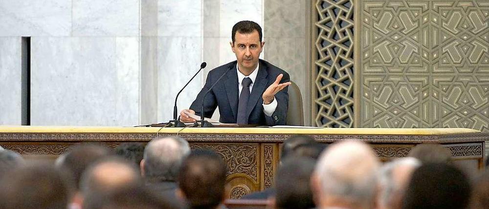 Machthaber Assad hat von der deutschen Bundesregierung 100.000 Kilogramm chemische Stoffe erhalten. Einsatzbereich ungewiss.