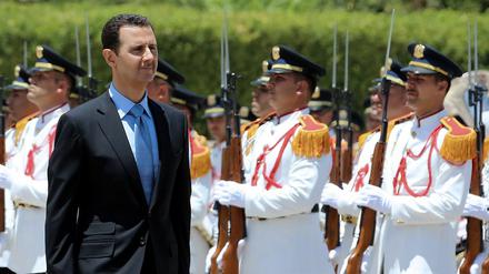 Baschar al Assad wurde am 11. September 1965 in Damaskus geboren. Er gehört der religiösen Minderheit der Alawiten an.