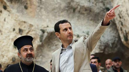 Sagt, wo es langgeht: Machthaber Bashar al-Assad beim besuch der christlichen Stadt Maaloula, Syrien.
