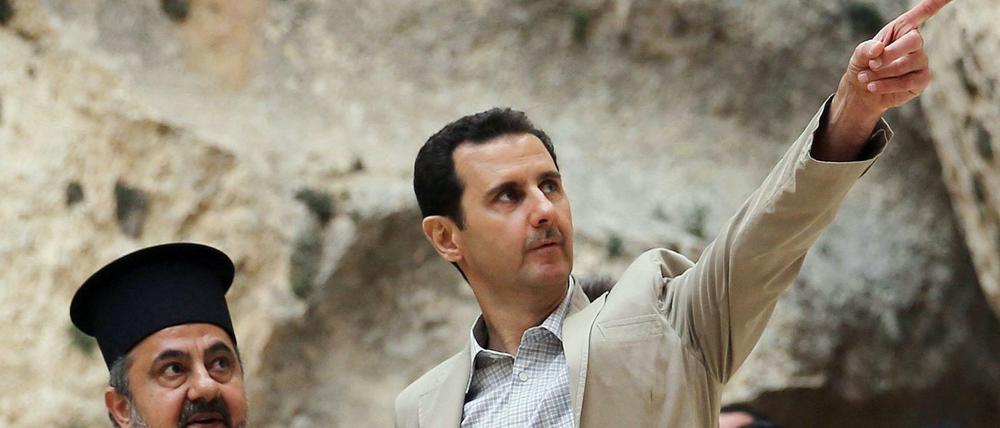 Sagt, wo es langgeht: Machthaber Bashar al-Assad beim besuch der christlichen Stadt Maaloula, Syrien.