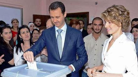 Syriens Staatschef Baschar al Assad und seine Frau Asma bei der Stimmabgabe.