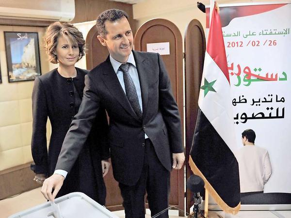Assad und seine Frau bei der Abstimmung.