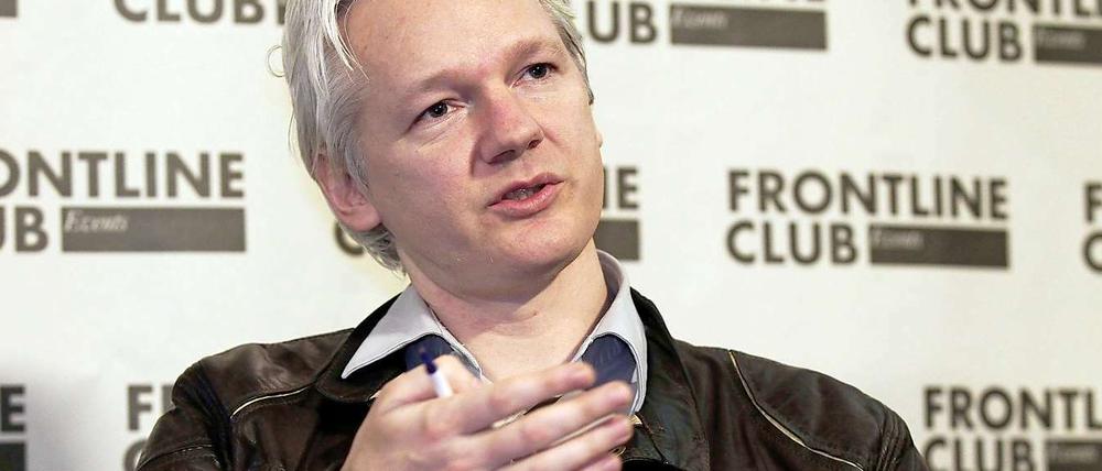 Nach langer Zeit hatte Julian Assange wieder einen großen Auftritt. In London kündigte er die Veröffentlichung von fünf Millionen Mails des Analysedienstes Stratfor an - die am Montag auch begann.
