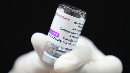 Ein Mitarbeiter des Gesundheitswesens bereitet eine Dosis des Corona-Impfstoffs von AstraZeneca vor.