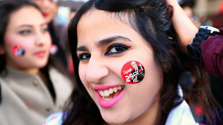 Eine Unterstützerin des tunesischen Präsidenten Beji Caid Essebsi lächelt in die Kamera. Die Wahl in dem nordafrikanischen Land wurde allgemein als frei und fair bezeichnet.