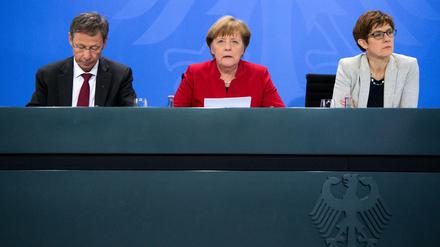Bundeskanzlerin Angela Merkel, Bremens Bürgermeister Carsten Sieling, die saarländische Ministerpräsidentin Annegret Kramp-Karrenbauer.