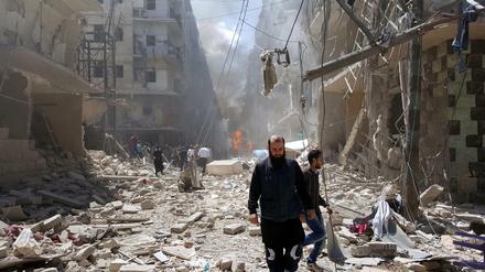 Syrier kehren nach Luftangriffen auf das von den Rebellen gehaltenen Stadtviertel Bustan Al Qasr in Aleppo auf die Straße zurück. Bei den Angriffen wurde auch ein Krankenhaus zerstört, mindestens 30 Menschen kamen ums Leben. 