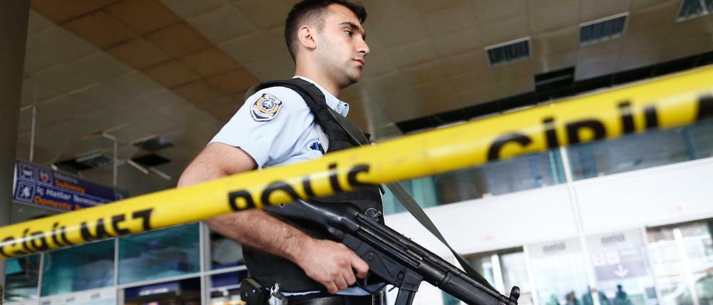 Ein Polizist sichert nach dem Anschlag die Eingangshalle des Flughafens von Istanbul.