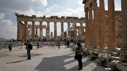 Sonne in Krisenzeiten. Touristen besuchen am Sonntag die Akropolis.