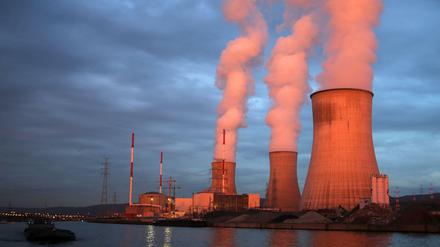 Dampf steigt aus dem Atomkraftwerk Tihange des Betreibers Electrabel. Die Firma bietet immer wieder Anlass zur Kritik.