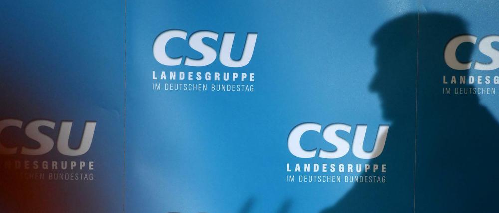 Mal im Vorder-, mal im Hintergrund. Bayerns Ministerpräsident Horst Seehofer will mit einem Positionspapier bundesweit Einfluss auf die Asylpolitik nehmen. 