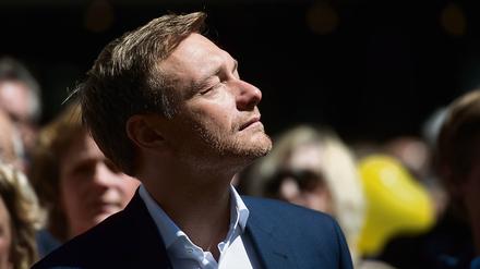 FDP-Chef Christian Lindner schaut in die Sonne. 