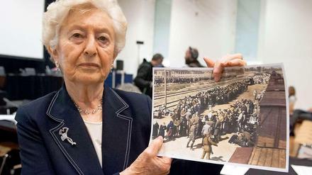 Die Auschwitz-Überlebende Irene Weiss steht am 07.05.2015 im Gerichtssaal in Lüneburg und hält ein altes, nachkoloriertes Fotos in Händen. Dabei zeigt sie auf sich selbst - damals als junges Mädchen im Konzentrationslager - an der Rampe in Auschwitz. 