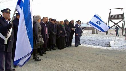 Mitglieder der israelischen Knesset und Überlebende des Holocausts besuchten am Montag das ehemalige deutsche KZ im polnischen Auschwitz.