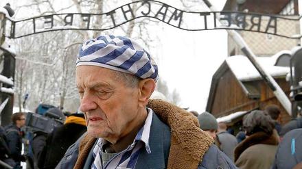 Igor Malicki, ein ukrainischer Holocaust-Überlebender, vor der Gedenkstätte in Auschwitz.