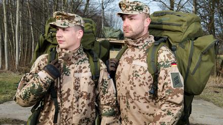 Der Bundeswehr gehören derzeit rund 179.000 Soldaten an. Es gibt aber 185.000 Planstellen.