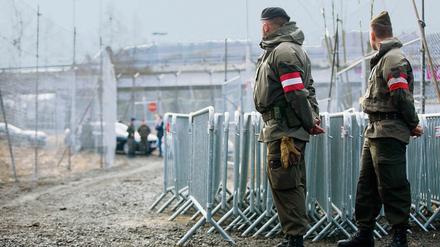 Zwei österreichische Soldaten patrouillieren in Spielfeld an der Grenze zu Slowenien. 