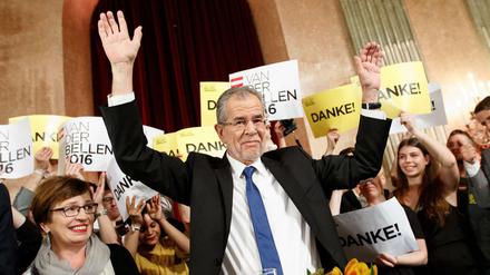 Wird neuer Bundespräsident Österreichs: Alexander Van der Bellen, hier vor Unterstützern nach der Stichwahl am Sonntag. 