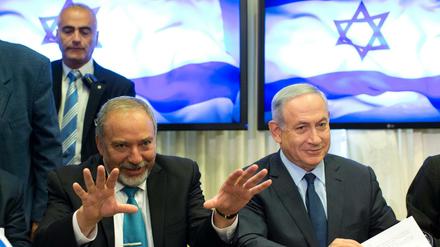 Avigdor Lieberman (links) und Ministerpräsident bei der Unterzeichnung des Koalitionsvertrags.