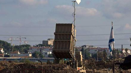 Eine Batterie mit Abwehrraketen steht vor Tel Aviv, um palästinensische Raketen abzufangen.