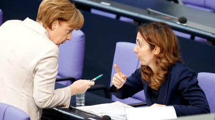 Kanzlerin Merkel und die Integrationsbeauftragte Özoguz im Bundestag