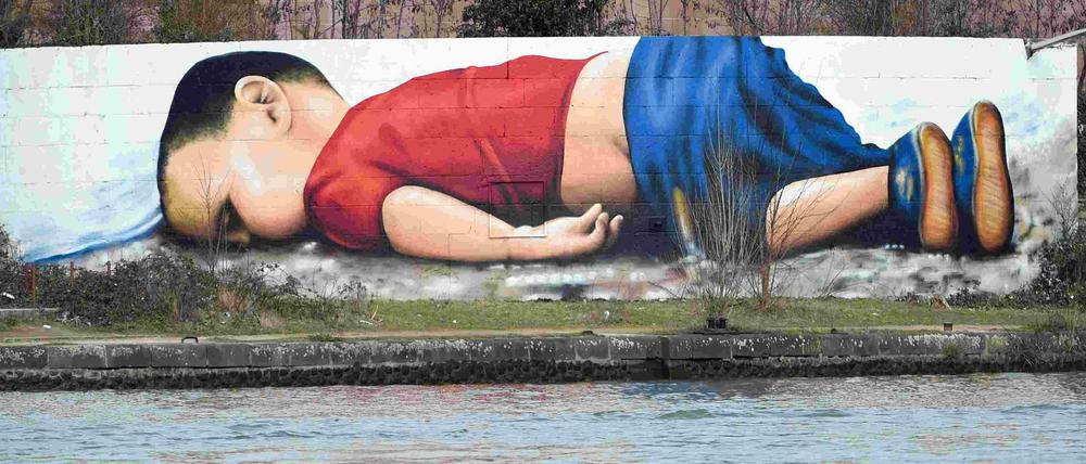 Das Foto des ertrunkenen syrischen Flüchtlingskindes Aylan Kurdi dient als Vorlage für ein gesellschaftskritisches Graffiti im Frankfurter Osthafen.