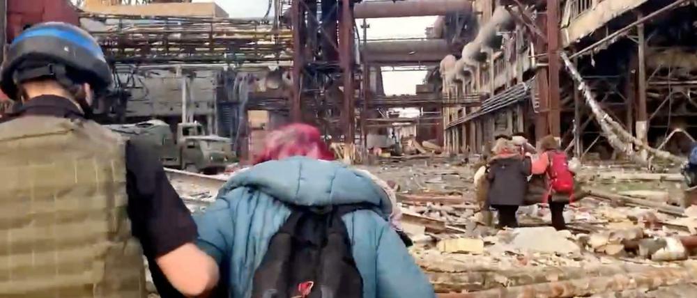Soldaten führen Zivilisten aus dem Stahlwerk in Mariupol
