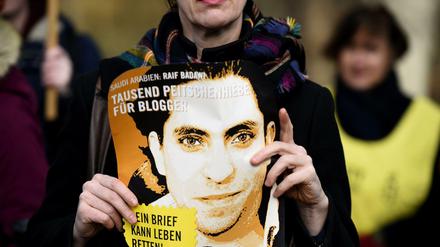 Eine Frau mit einem Plakat Raif Badawis bei einer Protestveranstaltung in Berlin