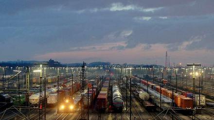 Die Deutsche Bahn will die Preise im Schienen-Güterverkehr erhöhen, wenn die Bundesregierung die Begünstigung der Eisenbahn bei der Ökostrom-Förderung wie geplant kassiert. 