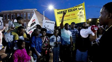 "Justice for Freddie" – Hunderte Menschen haben am Dienstagabend in Baltimore gegen Polizeigewalt demonstriert.