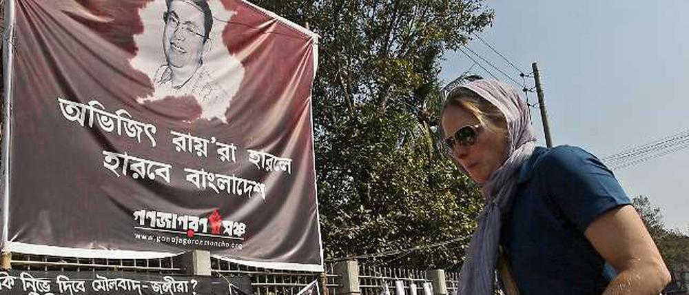 Avijit Roy war Ende Februar ebenfalls ermordet worden. Plakate in Dhaka erinnern daran. 