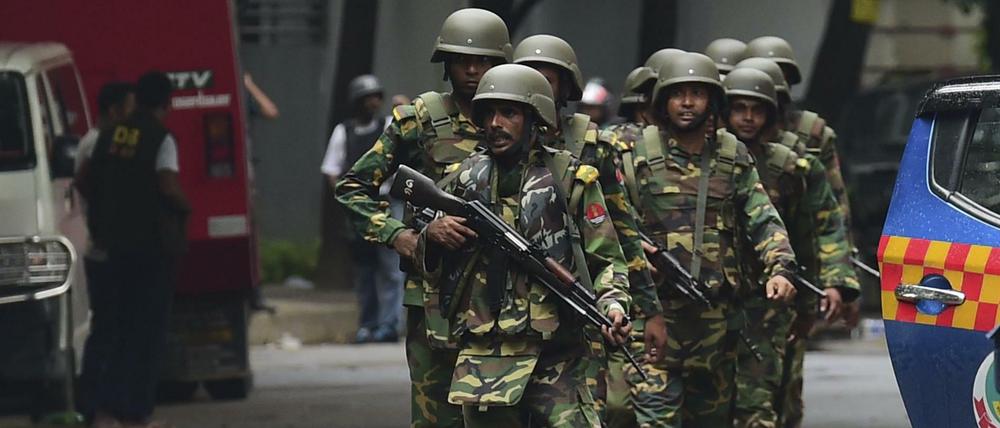 Soldaten in der Nähe des besetzten Restaurants in Dhaka.