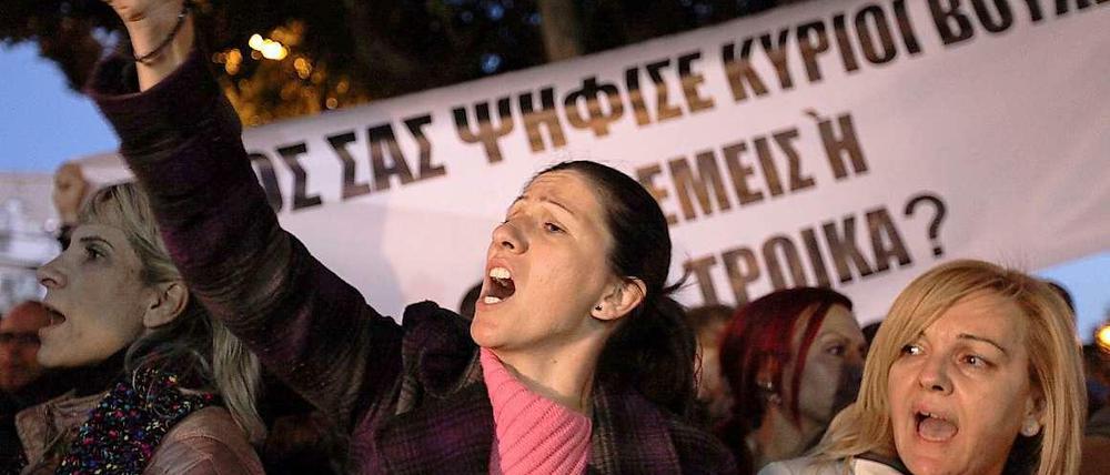 Zyprische Bankangestellte protestieren in Nikosia während Troika und Regierung beraten.