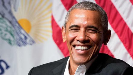 So kennt man den ehemaligen Präsidenten der USA: Barack Obama, breit grinsend.