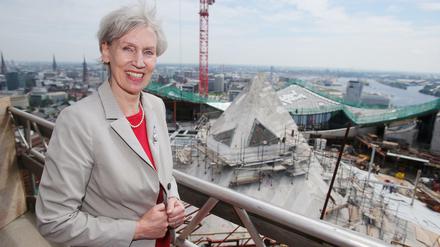 Barbara Kisseler posiert 2013 auf der Baustelle der Elbphilharmonie in Hamburg. Die Kultursenatorin Barbara Kisseler ist tot. Die Politikerin ist bereits am 07.10.2016 im Alter von 67 Jahren an einer schweren Krankheit gestorben.