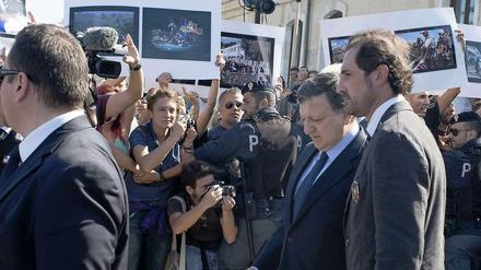 Besuch und Protest: EU-Kommissionspräsident Manuel Barroso (Mitte) am Mittwoch auf Lampedusa. Viele Inselbewohner nutzten die Gelegenheit, um ihrer Wut über die europäische Migrationspolitik Ausdruck zu geben.