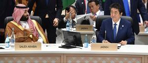 Mohammed bin Salman bin Abdelasis al-Saud (l) und Shinzo Abe (r), Premierminister von Japan beim G20-Gipfel (Archiv). 