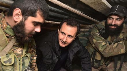 Assad besucht seine Truppen. Besiegen lässt er sich derzeit nicht.