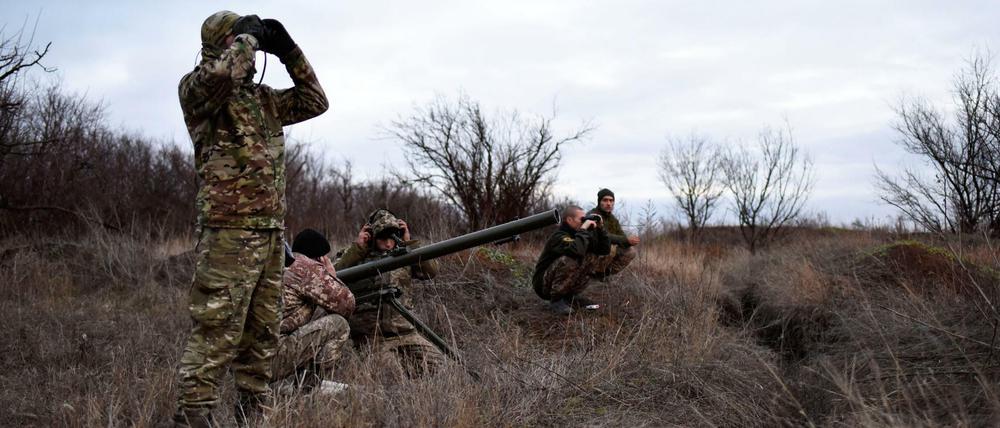 Ein Konflikt, unter dem auch viele Kinder leiden. Soldaten der 46. Spezialeinheit des Kampfverbandes Bataillon Donbass observieren ein Gebiet bei Nowoluhansk im Oblast Donezk. 