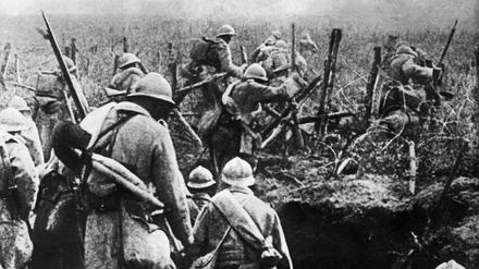 Soldaten während eines Angriffs in der Schlacht von Verdun 1916