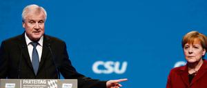 CSU-Chef Horst Seehofer (links) hat Bundeskanzlerin Angela Merkel zuletzt immer wieder heftig kritisiert. 