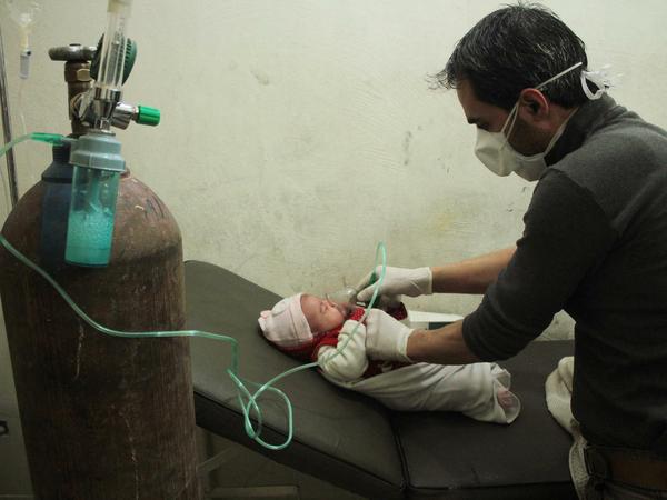Ein Archivfoto vom Dezember 2016 zeigt die Behandlung eines Babys mit akuter Atemnot in einem Feldhospital in Aleppo, Syrien.