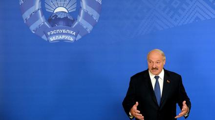 Wie erwartet wiedergewählt: Weißrusslands Präsident Alexander Lukaschenko, hier während einer Pressekonferenz in einem Wahllokal am Wahltag in Minsk. 