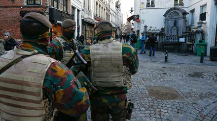 Unter Aufsicht. Soldaten und Polizei patrouillieren überall in der Brüsseler City zwischen Touristen und Anwohnern. Hier überwachen sie die Lage am "Manneken Pis", der Brunnenfigur eines urinierenden Knaben, die zu einem Wahrzeichen der belgischen Hauptstadt geworden ist.