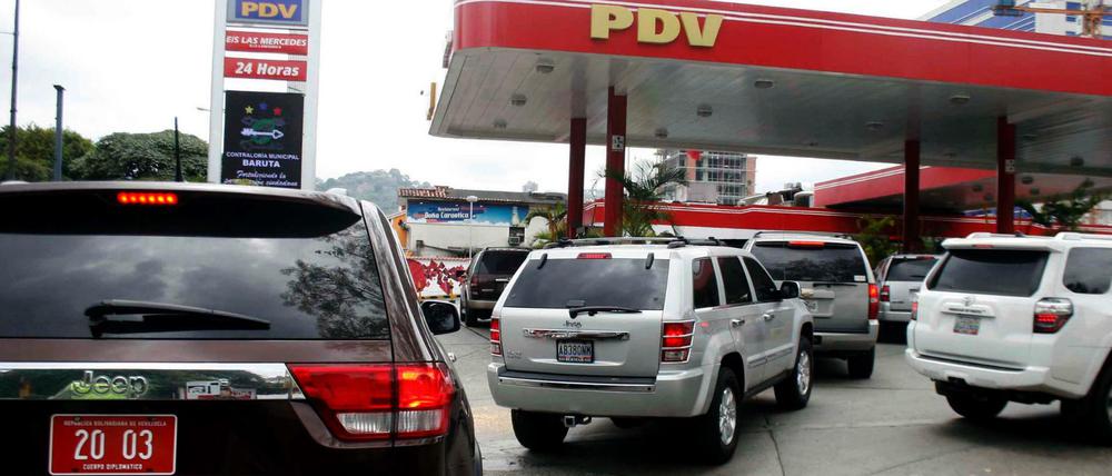 Benzin ist knapp in Venezuela. Oft müssen die Autofahrer stundenlang an den Tankstellen warten. 