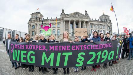Vor dem Bundestag protestierten am Donnerstag Frauen für die Abschaffung des Paragrafen, der Werbung, aber auch öffentliche Information verbietet.