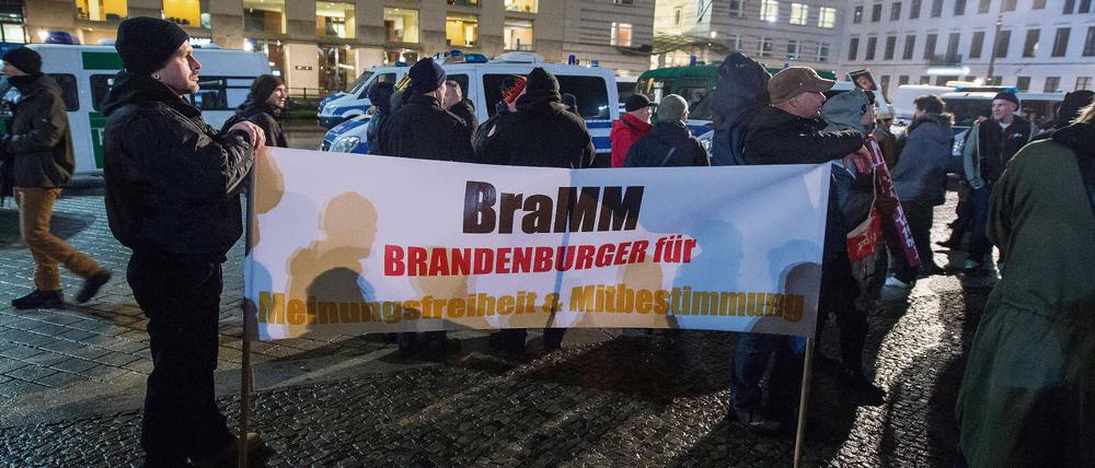 Bärgida-Kundgebung Ende Oktober in Berlin - unter den Anhängern auch viele bekannte militante Neonazis, NPD-Mitglieder und Hooligans sowie Mitglieder von AfD und "Pro Deutschland". 