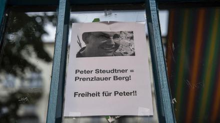 "Freiheit für Peter!!" steht in Berlin an der Gethsemanekirche im Prenzlauer Berg auf einem Zettel. 