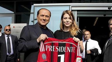 Bald ohne Trikot? Silvio Berlusconi will seinen AC Mailand loswerden.